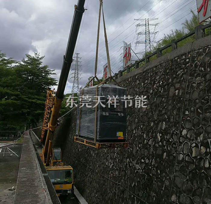 東莞市第一中學(xué)泳池空氣能熱泵熱水器吊裝